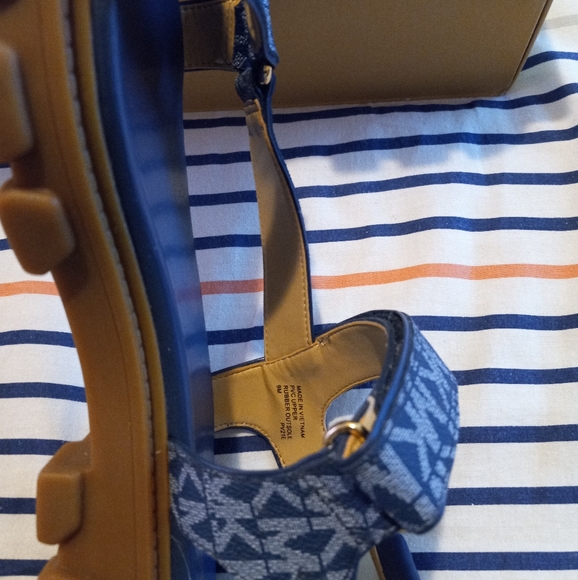 Michael Kors Ridley Lug Sole Sandals - Picture 15 of 16